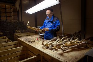 Foto: Mette Møller. Rolf i Brødrene Berg vraker tørrfisk